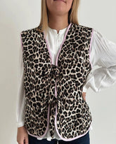 Chaleco con estampado de leopardo y lazo